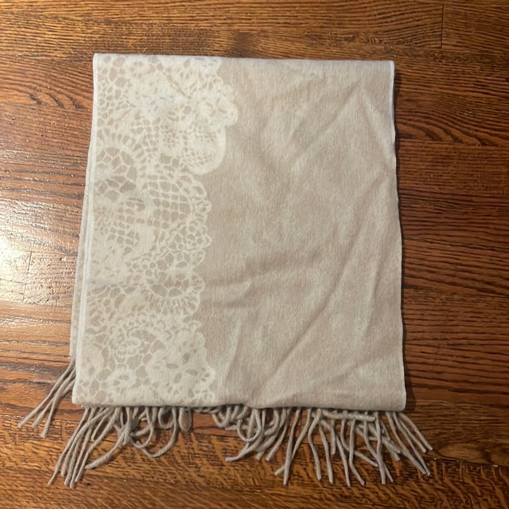 Bloomingdale’s tan and cream reversible cashmere scarf with flower detailing